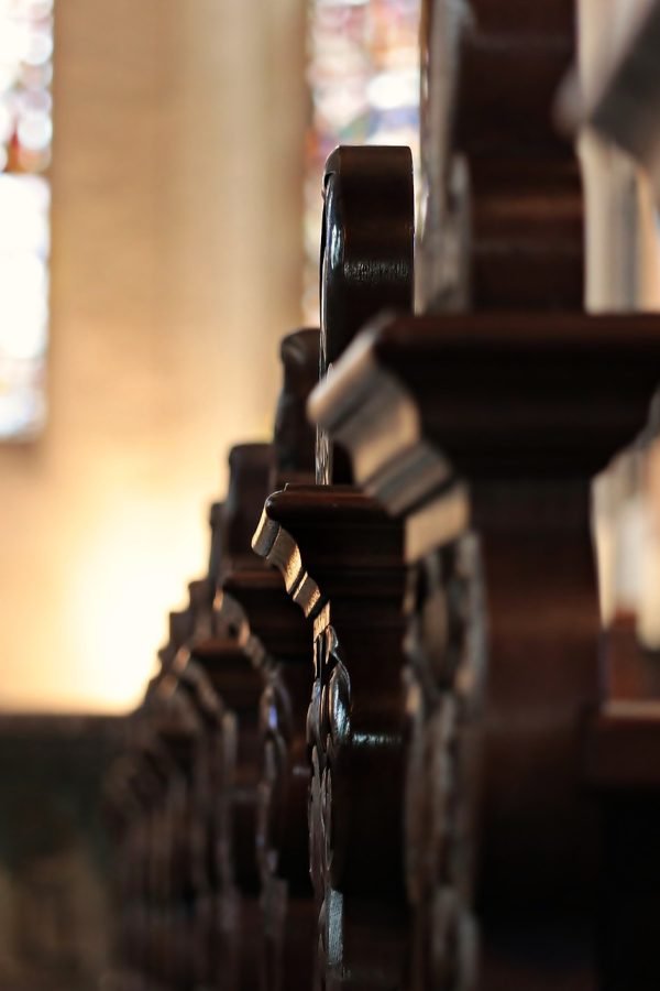 church-pews-ged1576686_1920